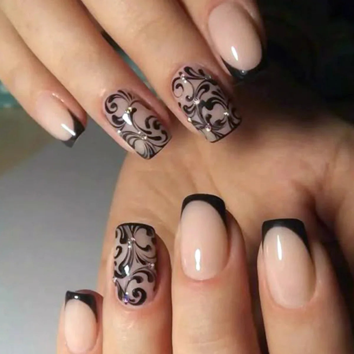 24Pcs French Pink Press on Nails Short Square Head Fake Nails with Flower Rhinestone Design Wearable Finished False Nail Tips