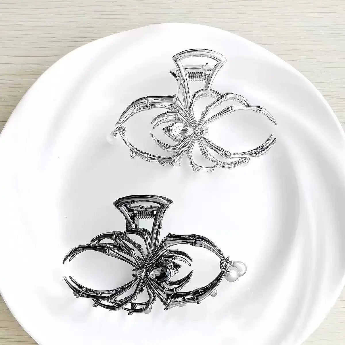 Women's Y2K Sweet Personalized Hair Clip Rhinestone Imitation Pearl Alloy Metal Skull Spider Claw Design for Daily Use